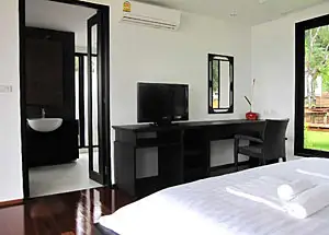 Bed / Bathroom in the Plub Pla Resort on Koh Mak