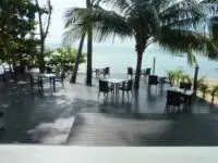 the lower level of the restaurant: lunch on the beach between palm trees.