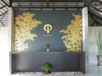 the impressive counter in the lounge / restaurant area